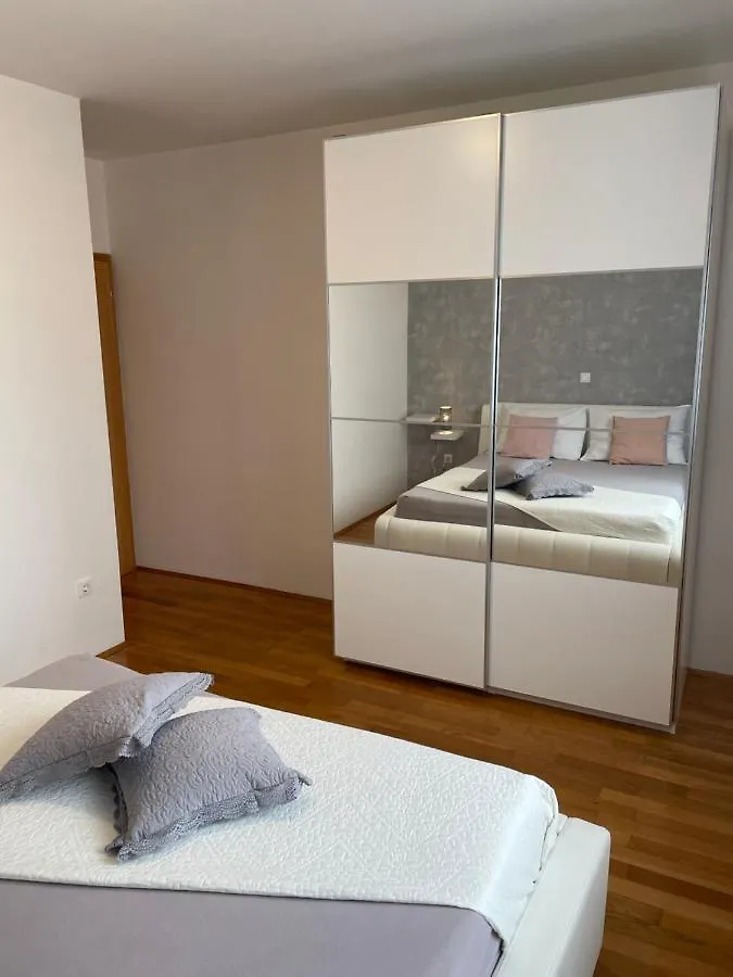 Apartments Tony Biograd Na Moru