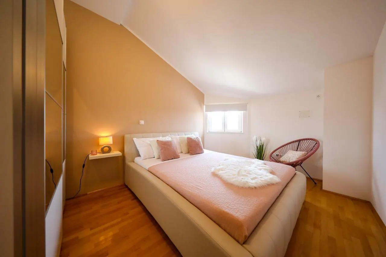 Apartments Tony Biograd Na Moru 0*,